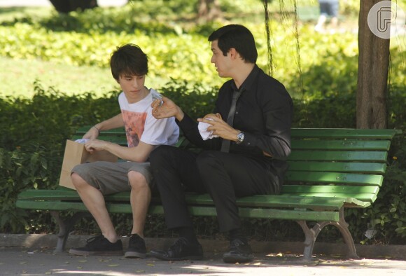 Inimigos no início da novela, Jonathan (Thalles Cabral) e Félix (Mateus Solano) ficam próximos nessa altura da trama de 'Amor à Vida'