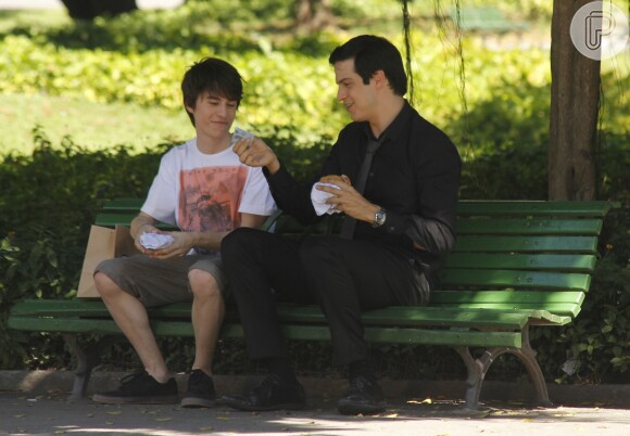 Félix (Mateus Solano) e Jonathan (Thalles Cabral) conversam e o rapaz aconselha o vilão a não se preocupar com vingança, mas sim seguir com sua vida, em cena de 'Amor à Vida'
