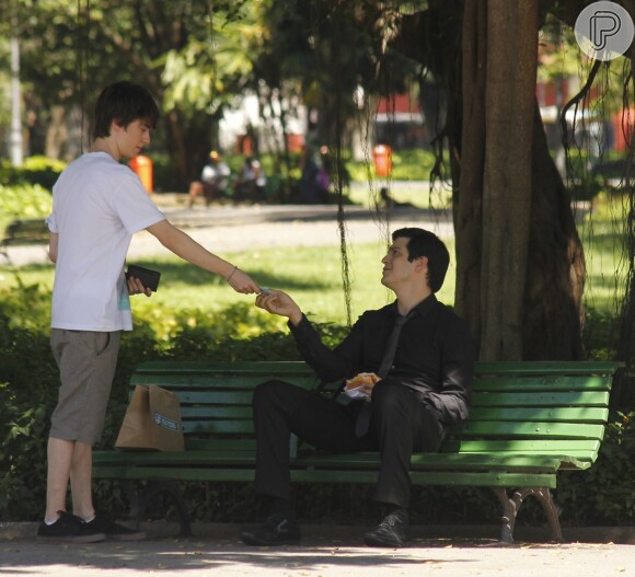 Félix (Mateus Solano) fica na rua da amargura e Jonathan (Thalles Cabral) é o único a ajudá-lo, em 'Amor à Vida'