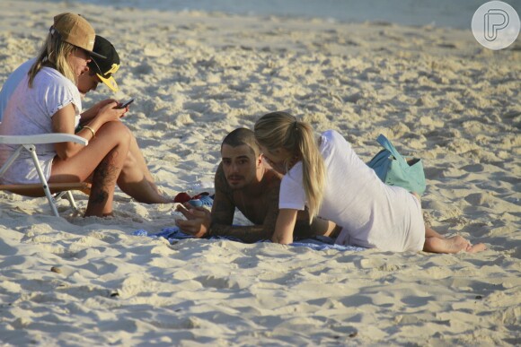 Felipe Titto tirou o dia de folga das gravações de 'Amor às Vida' para ir à praia com a mulher, Mel Martinez, nesta quarta-feira, 20 de novembro de 2013