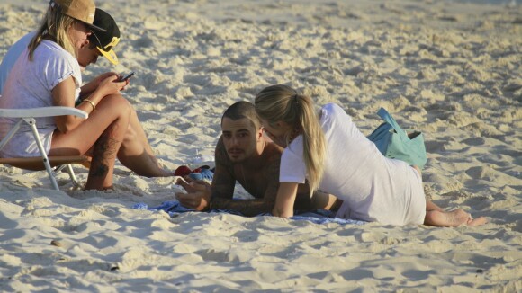 Felipe Titto curte folga das gravações de 'Amor à Vida' com a mulher na praia