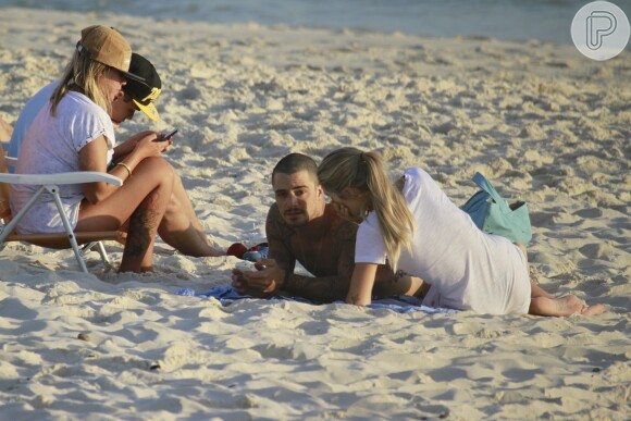 Felipe Titto e a mulher, Mel Martinez, dividiram a mesma canga na areia e  não desgrudaram