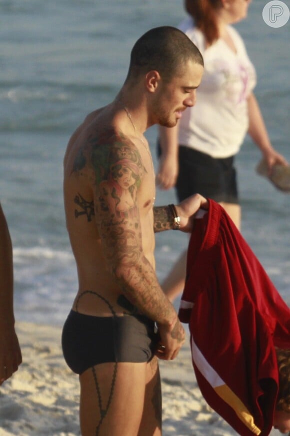 Felipe Titto exibe as tatuagens pelo corpo antes de se vestir
