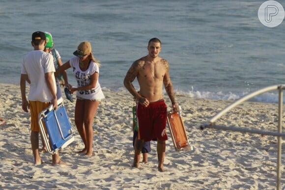 O ator deixa a praia no final da tarde desta quarta-feira de feriado
