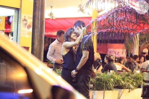 Em frente ao bar onde tomarm chope no Leblon, na Zona Sul carioca, Nanda e Davi trocaram beijos sem se importar com o paparazzo