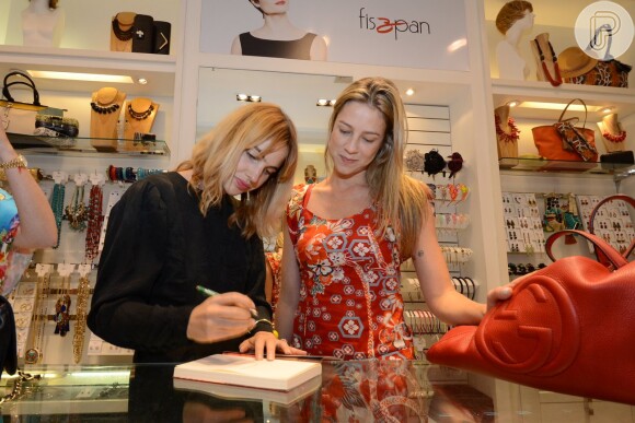 Sophie Van Der Stap autografa o livro 'A garota das 9 perucas' para Luana Piovani, nesta quinta-feira, 21 de novembro de 2013