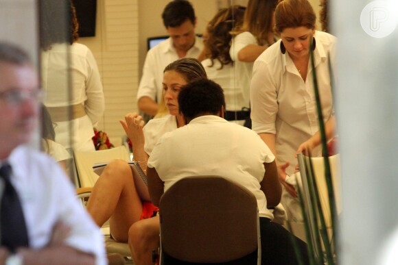 Luana Piovani faz as unhas com a manicure, nesta quinta-feira, 21 de novembro de 2013
