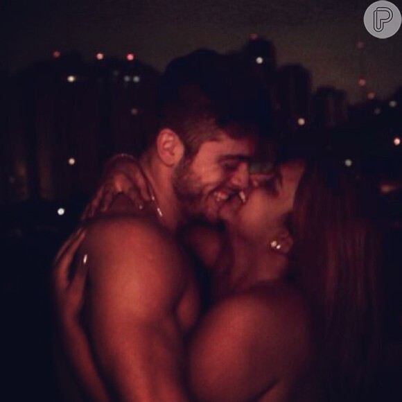 Preta Gil e Rodrigo Godoy e abraçam em foto sensual, em 24 de novembro de 2013