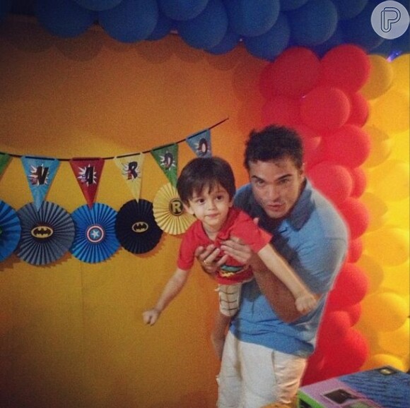 Sidney Sampaio usou o seu instagram para falar que sente falta do filho. Neste domingo, 24 de novembro de 2013, o ator lamentou não poder estar com o menino