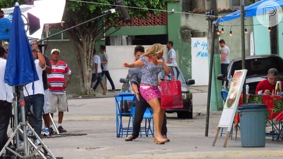 Os personagens Caíque e Marali são namorados e brigam no meio da rua em Marechal Hermes, na Zona Norte carioca