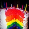 Bolo de aniversário de Miley Cyrus com as cores da bandeira gay