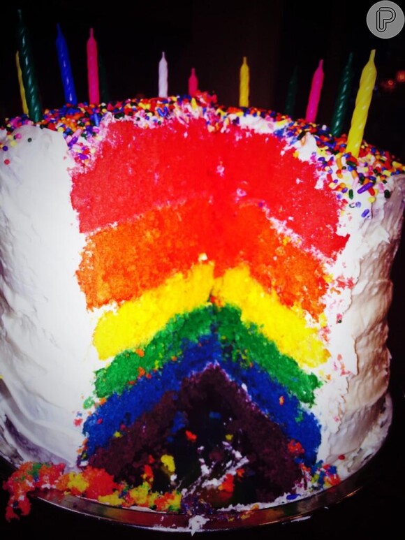 Bolo de aniversário de Miley Cyrus com as cores da bandeira gay