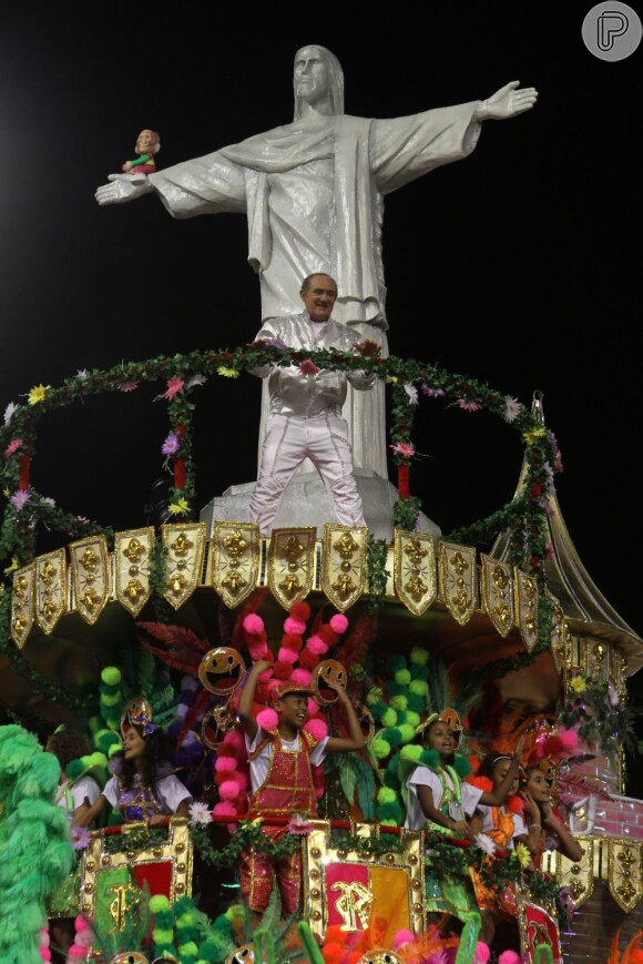 No alto do carro tinha uma reprodução da estátua do Cristo Redentor com um boneco representando Renato Aragão em sua mão