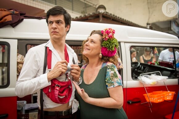 Félix (Mateus Solano) adota flor no cabelo igual a de Márcia (Elizabeth Savala) e faz sucesso com as vendas de hot dog, em 'Amor à Vida', em dezembro de 2013