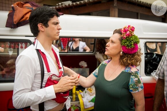 Com a flor no cabelo, Félix (Mateus Solano) dobra os lucros de Márcia (Elizabeth Savala), em 'Amor à Vida'