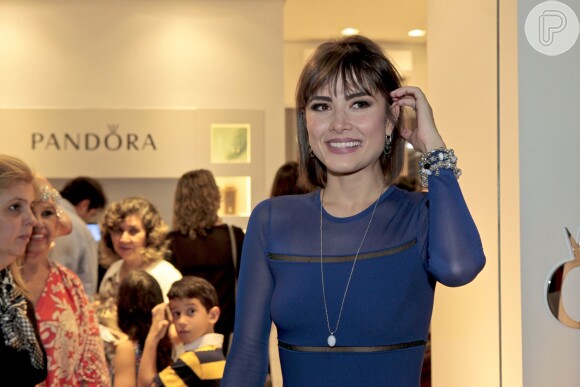 Maria Casadevall escolhe vestido azul justo com recortes transparentes para inauguração de loja, em 27 de novembro de 2013