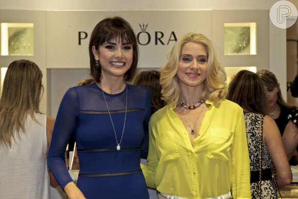 Maria Casadevall e Leticia Spiller posam juntas em inauguração de loja