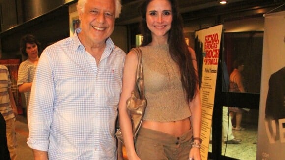 Antonio Fagundes leva ex-namorada para prestigiar peça de Bárbara Paz, no Rio
