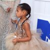 Blue Ivy, filha de Beyoncé, completou o look com botas cor de rosa