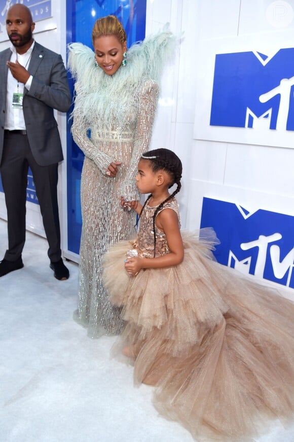Blue Ivy, filha de Beyoncé, completou o look com botas cor de rosa