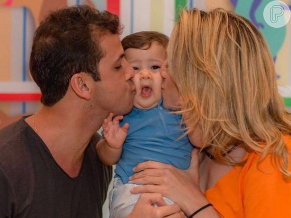 Ex-mardio de Fernanda Gentil, Matheus Braga postou uma imagem em que Gabriel, de 1 ano, recebe o carinho dos pais