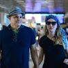 Edson Celulari e a namorada, Karin Roepke, andaram de mãos dadas e sem bagagens pelo saguão do aeroporto Santos Dumont