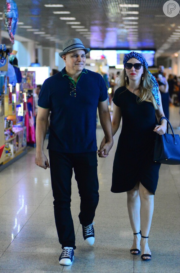 Edson Celulari e a namorada, Karin Roepke, andaram de mãos dadas e sem bagagens pelo saguão do aeroporto Santos Dumont
