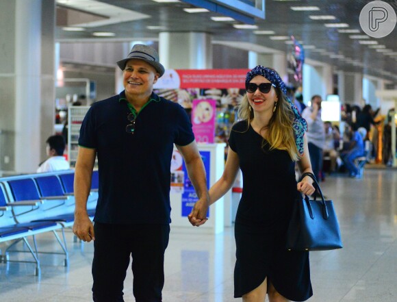 Edson Celulari e a namorada, Karin Roepke, andaram sorridentes pelo saguão do aeroporto Santos Dumont