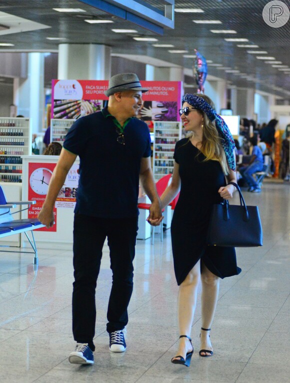 Em tratamento contra um câncer, Edson Celulari embarcou com a namorada, Karin Roepke, no aeroporto Santos Dumont no final da manhã desta segunda-feira, 29 de agosto de 2016