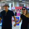 Edson Celulari e a namorada, Karin Roepke, embarcaram de mãos dadas no aeroporto Santos Dumont no final da manhã desta segunda-feira, 29 de agosto de 2016