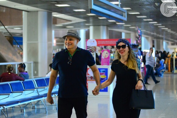 Edson Celulari e a namorada, Karin Roepke, embarcaram de mãos dadas no aeroporto Santos Dumont no final da manhã desta segunda-feira, 29 de agosto de 2016