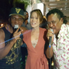 Mariana Ximenes posou ao lado de Compadre Washington e Beto Jamaica, vocalistas do grupo É o Tchan!, durante a festa de aniversário de Tatá Werneck, neste domingo, 28 de agosto de 2016