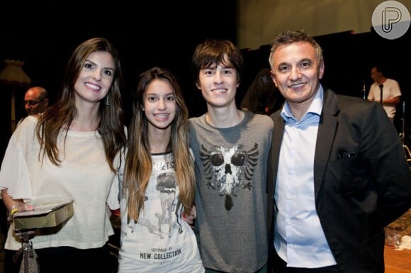 Thalles Cabral com a família: a mãe Alessandra, a irmã Pietra e o pai