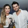 A ex-BBB Flávia Viana também compareceu ao show de Thalles com o marido, Justin