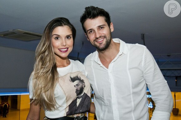 A ex-BBB Flávia Viana também compareceu ao show de Thalles com o marido, Justin