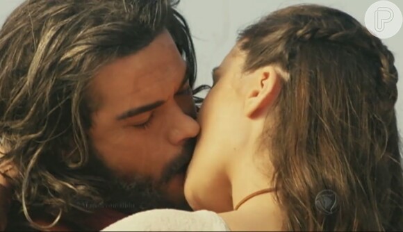 Josué (Sidney Sampaio) e Aruna (Thais Melchior) se beijam e acabam vistos por Samara (Paloma Bernardi), na novela 'A Terra Prometida', na quarta-feira, 7 de setembro de 2016