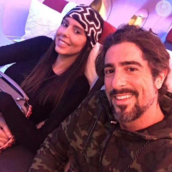 Marcos Mion posta foto do vôo para Portugal com a mulher, Suzana Gullo