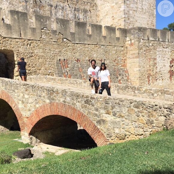Marcos Mion e a mulher, Suzana Gullo, conhecem o Castelo de São Jorge, em Lisboa, antes de embarcaram para Fátima