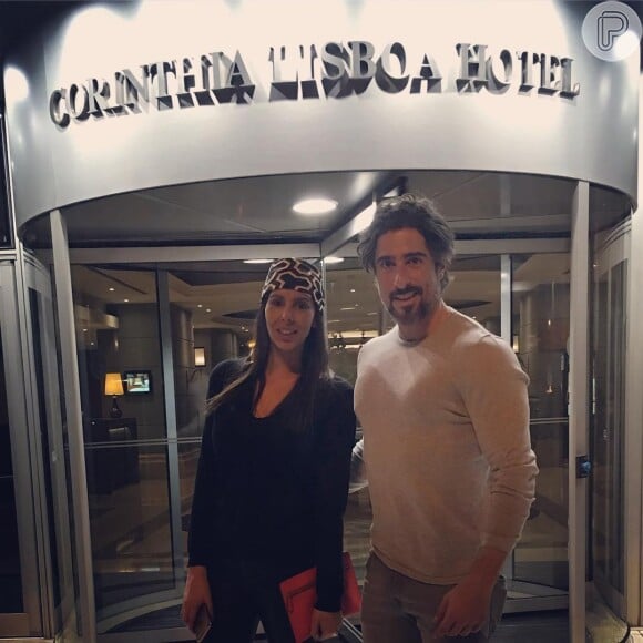 Marcos Mion posa com a mulher, Suzana Gullo, recuperada de câncer, em hotel português
