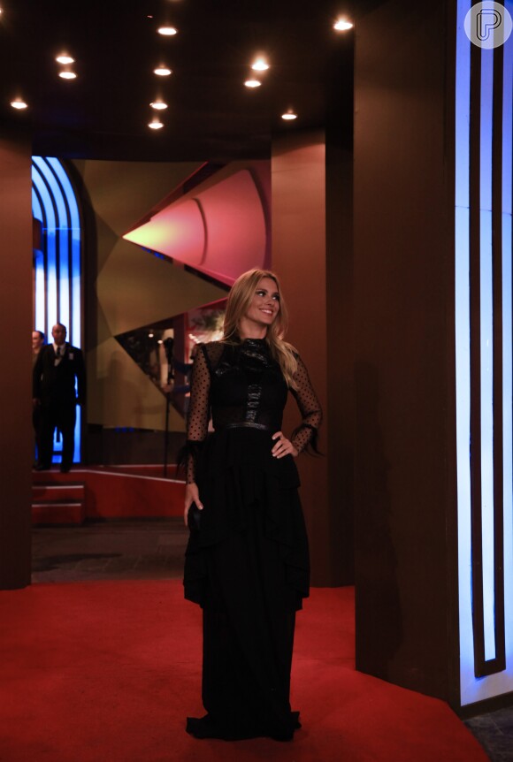 Carolina Dieckmann apostou num vestido longo Helo Rocha para passar pelo tapete vermelho no Palácio dos Festivais