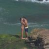 Cauã Reymond beija a namorada, Mariana Goldfarb, em dia de praia nesta segunda-feira, 29 de agosto de 2016