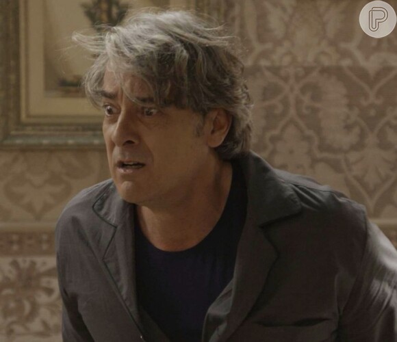 Durante a noite, Aparício (Alexandre Borges) tem seu quarto invadido por Safira (Cristina Pereira), que o força a massageâ-la, na novela 'Haja Coração'