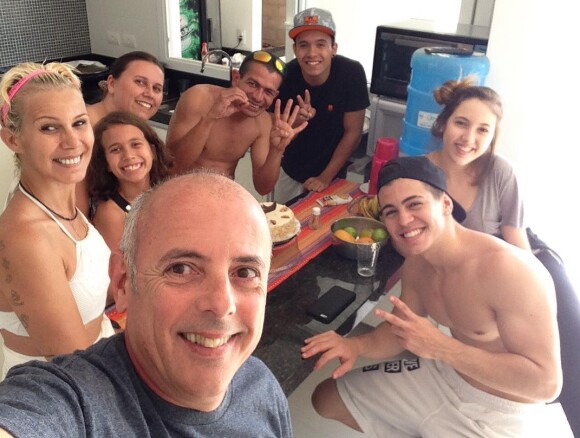 O cantor Biel apareceu em uma foto com a família após se afastar das redes sociais