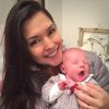 Thais Fersoza publicou uma foto em que a filha, Melinda, aparece toda bocejante