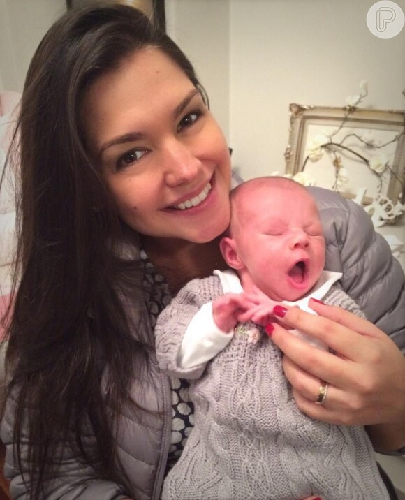 Thais Fersoza publicou uma foto em que a filha, Melinda, aparece toda bocejante