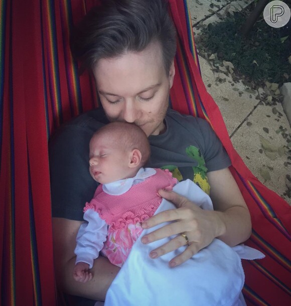 Michel Teló postou uma foto com a filha, Melinda, onde os dois aparecem deitados na rede