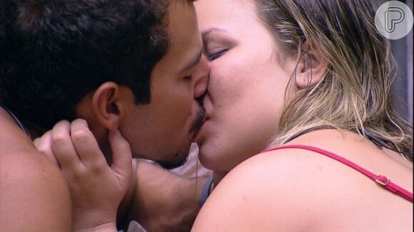 Cacau e Matheus se beijaram pela primeira vez durante o ''Big Brother Brasil 16'. A relação durante o reality show foi marcada por idas e vindas