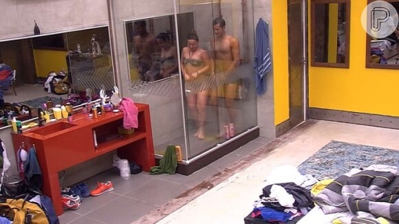 Em 06 de fevereiro de 2016, Cacau e Matheus tomaram banho juntos pela primeira vez no 'Big Brother Brasil 16'