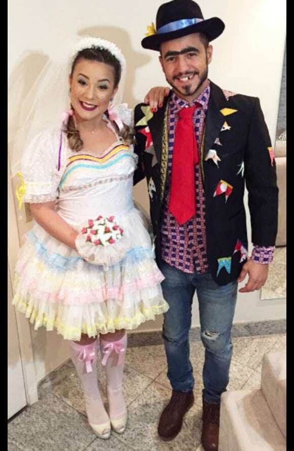 Em junho de 2016, Cacau e Matheus se vestem de noivos em uma festa junina