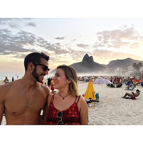 Em abril de 2016, Cacau e Matheus curtitam a Praia de Ipanema, Zona Sul do Rio de Janeiro